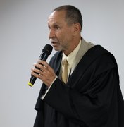 Advogado de serial killer some no meio do júri e interrompe depoimento de réu em Maceió