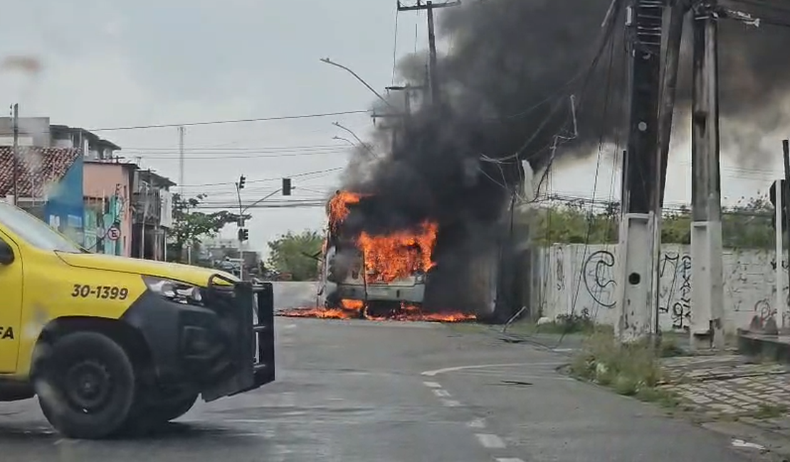 Ônibus é consumido por chamas no Feitosa e assusta passageiros em Maceió