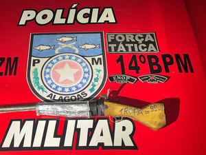 Polícia apreende espingarda escondida em árvore em Joaquim Gomes