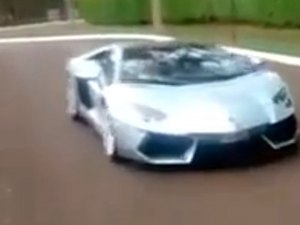 [VÍDEO] Collor comemora devolução de veículos