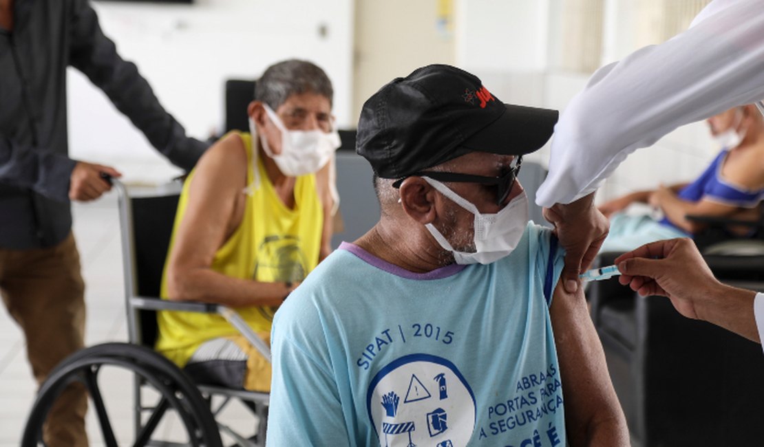 Vacinação de idosos a partir de 85 anos começa hoje (28), em Maceió; Confira locais e agendamento