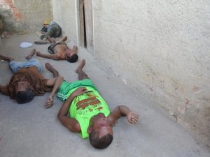 Um homem morre e quatro ficam desacordados em consequência de coma alcóolico