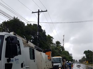 Carro bate em poste e deixa moradores do Antares sem energia