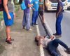 Homem que tentava assaltar mulheres em ponto de ônibus é derrubado por van e preso em Maceió