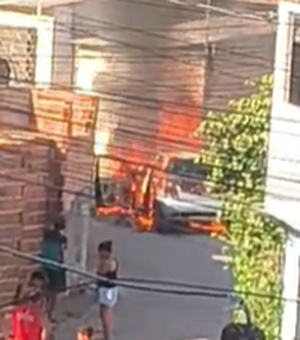 Carro pega fogo e fica destruído no Benedito Bentes, em Maceió