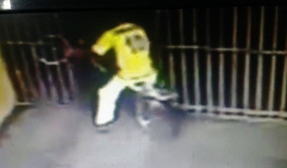 [VÍDEO] Vendedor de flanela é flagrado furtando bicicleta no centro de Arapiraca