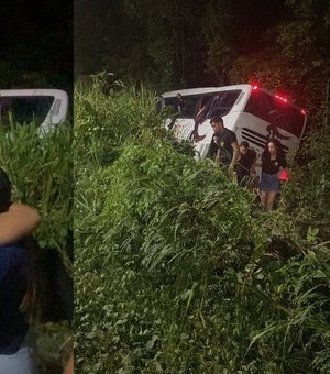 [Vídeo] Ônibus que saiu pista e caiu em área de mata na AL-101 transportava estudantes do Pilar