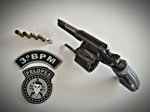 Após denúncia de disparo de arma de fogo em via pública, polícia apreende arma em residência do suspeito