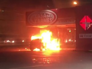 [Vídeo] Carro pega fogo na Avenida Fernandes Lima, em Maceió