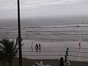 Imagem mostra momento em que jovem é atingida por raio durante tempestade