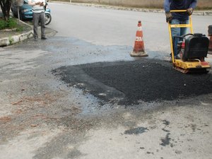 Avenida Presidente Getúlio Vargas recebe serviços de tapa-buraco