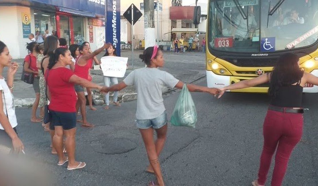 Esposas de detentos fazem protesto na Avenida Fernandes Lima