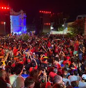 Centenas de apoiadores se reúnem na Praça Deodoro para ato de Lula