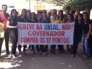 Professores e estudantes da Uneal realizam manifestação