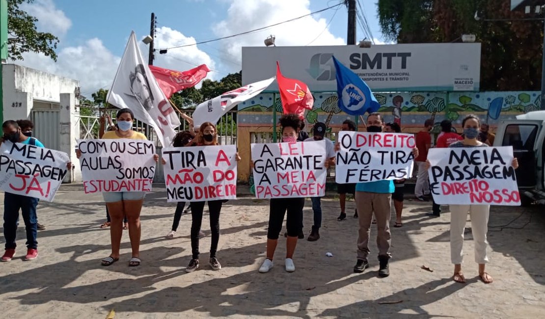 Estudantes fazem protesto em frente à SMTT pela volta da meia-passagem