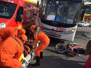 Acidente envolvendo ônibus e motocicleta deixa uma pessoa ferida