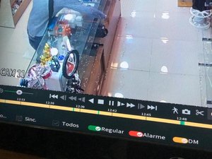 [Vídeo] Imagens de câmera de segurança flagram homem cometendo furto em loja em Palmeira dos Índios