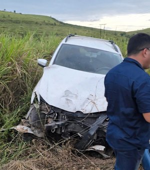 Carro sai da pista após curva na AL-105 e causa acidente em Porto Calvo
