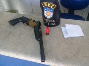 Homem é preso com arma de fogo na parte alta de Maceió