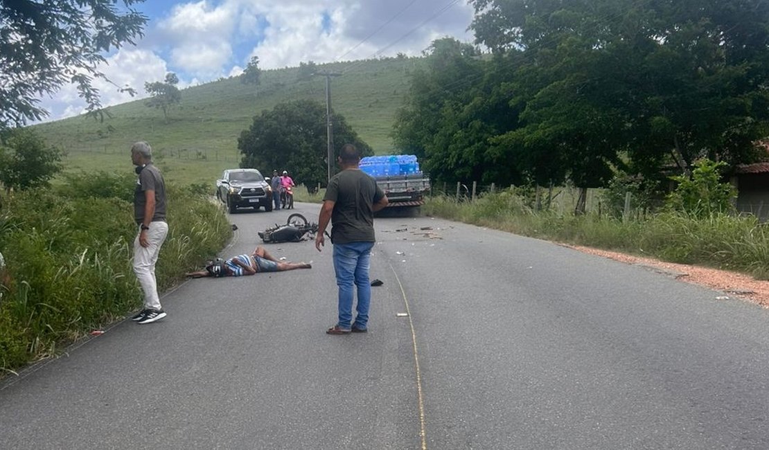 Motociclista fica em estado grave após colisão com caminhão de água mineral na AL-487
