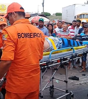 Veículo colide em poste e condutora fica ferida no Jaraguá, em Maceió