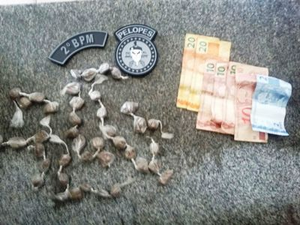 Jovens são presos com diversas bombinhas de maconha e dinheiro no interior