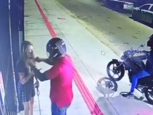 [Vídeo] Dupla em moto assalta mulher, mas não leva o celular dela na Ponta Verde