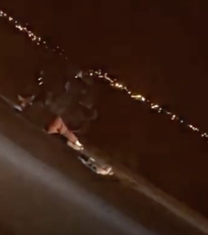 [Vídeo] Homens com sinais de embriaguez caem de moto na AL-220 em Arapiraca