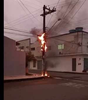 Morador flagra poste de energia em chamas no Alto do Cruzeiro