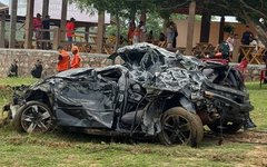 Carro foi levado pela correnteza após o rompimento da ponte ligando Piranhas e Sergipe