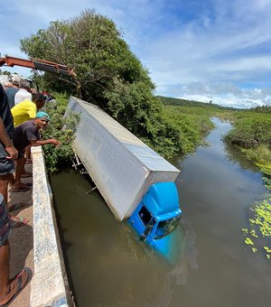 [Vídeo] Caminhão baú cai de ponte e fica submerso em rio na Praia da Lagoa do Pau em Coruripe