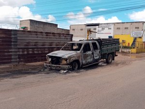 [Vídeo] Caminhonete de empresa de internet pega fogo ao sair de oficina mecânica em Arapiraca