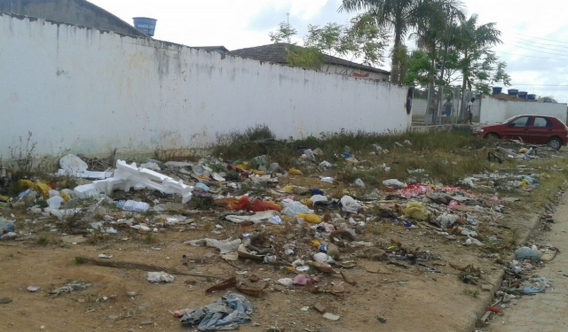 Lixo acumulado em frente a UBS pode prejudicar saúde dos  moradores