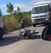 Motociclista fica ferido após colisão com van escolar em Lagoa da Canoa