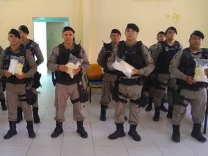 Policiais começam a usar luvas e mascaras em ocorrências