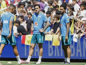 Ancelotti observa time com Pedro na vaga de Raphinha e mais sete mudanças