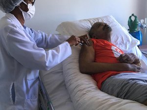 Arlindo Cruz é vacinado contra a Covid-19