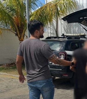 Polícia Civil prende jovem por tráfico de drogas em frente à delegacia em Maceió