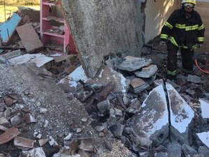 Desabamento de muro deixa pessoa soterrada no Pilar