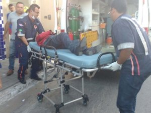 Passageiro provoca acidente com motociclista ao abrir porta de veículo