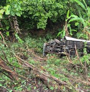 Caminhão cai em ribanceira e deixa feridos em Branquinha