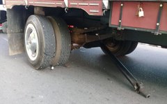 Caminhão e carro colidem no Centro de Arapiraca