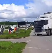 Homem fica ferido após colisão entre moto e carreta em União dos Palmares