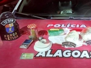 Ação da PM cumpre mandados e prende dupla por envolvimento com tráfico