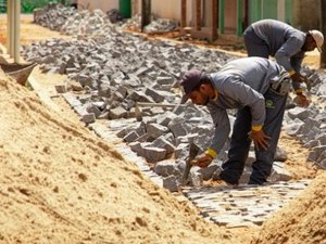 Em Arapiraca: Moradores das vilas São Francisco, Capim e Canaã são beneficiados com pavimentação