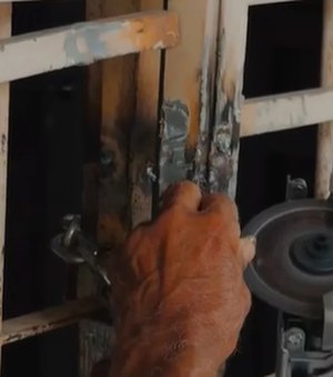 [Vídeo] Homem é preso após soldar porta da casa da ex durante briga por imóvel em Maceió