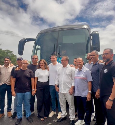 Luciano Barbosa entrega novo ônibus para o ASA e anuncia obras no Zélia Barbosa Rocha