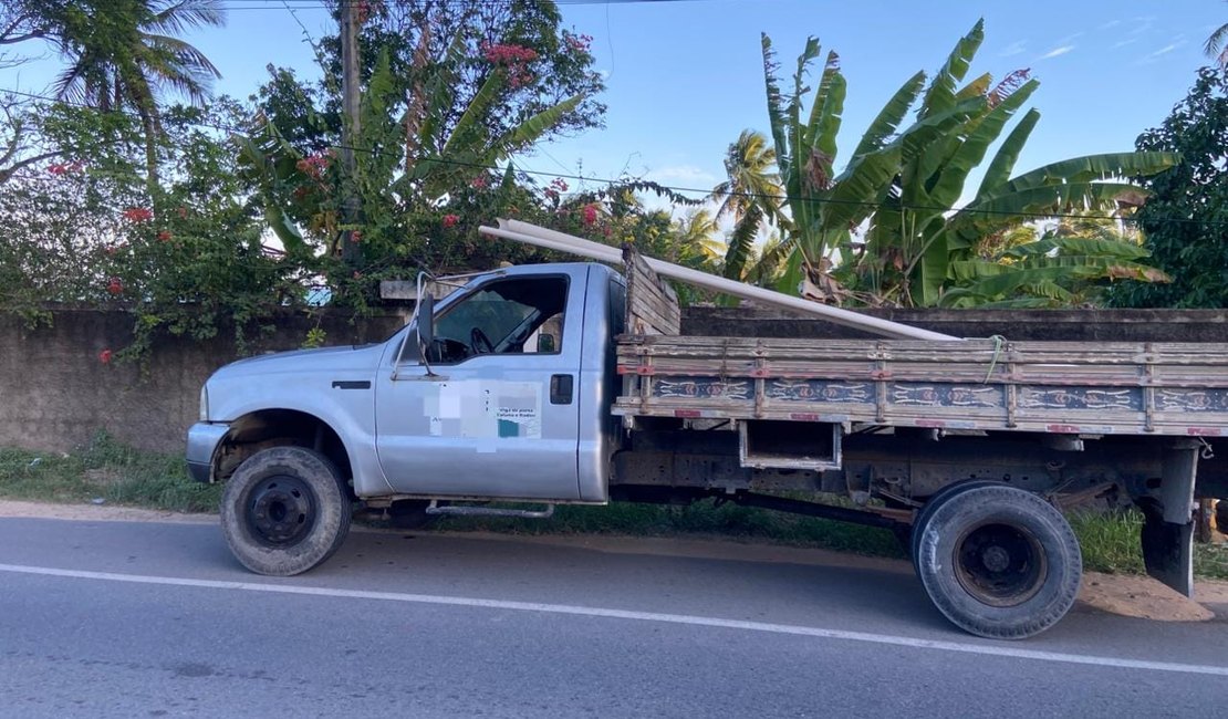 Viatura do Corpo de Bombeiros é atingida por tubos de PVC na AL-101 Norte