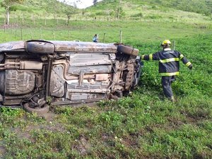 Motorista atropela pedestres e capota carro na BR-104, em Branquinha