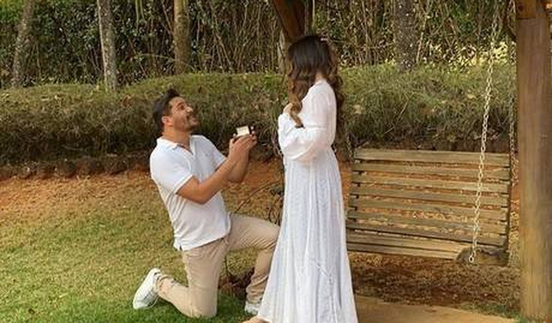Cauan Máximo pede namorada em casamento: 'Ela disse sim'